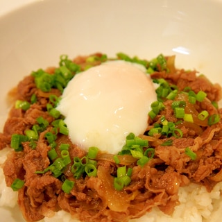 温泉卵がとろ～り♪隠し味が差をつける！？牛丼